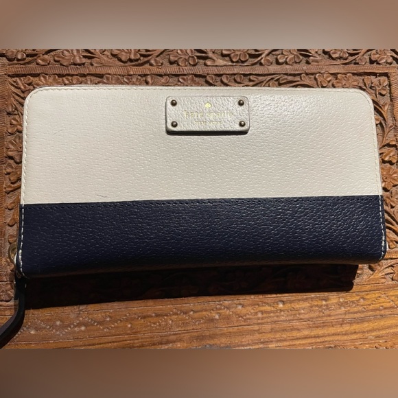 Kate Spade wallet, zipper enclosure - Picture 1 of 16